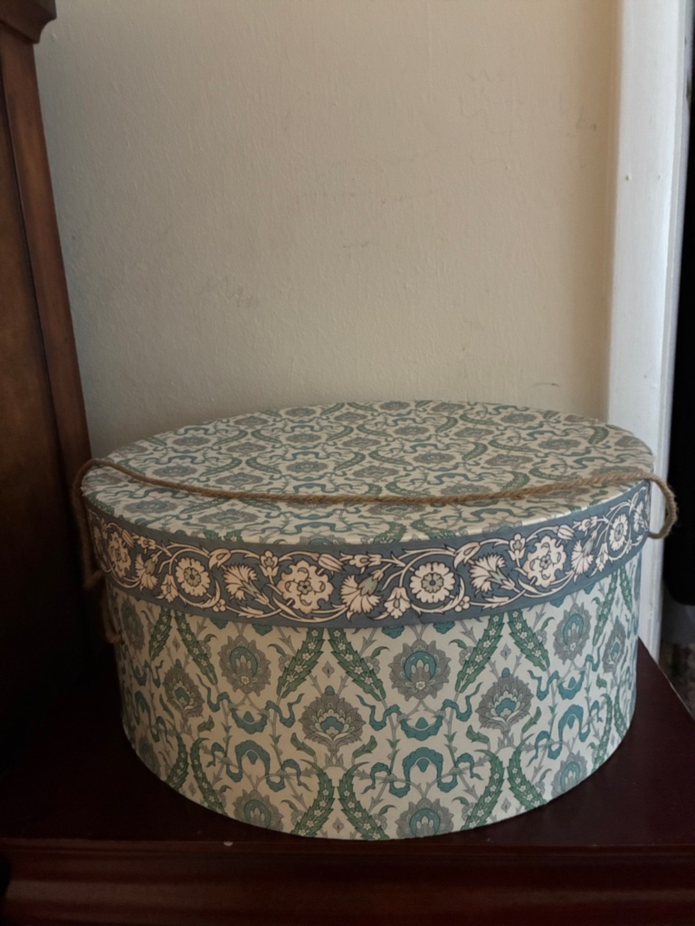 Vintage Hat/Storage Box - Picture 2 of 4